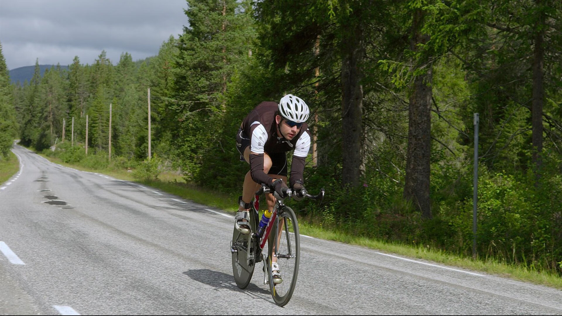 “逆境中的英雄：车手在极端天气中勇往直前”